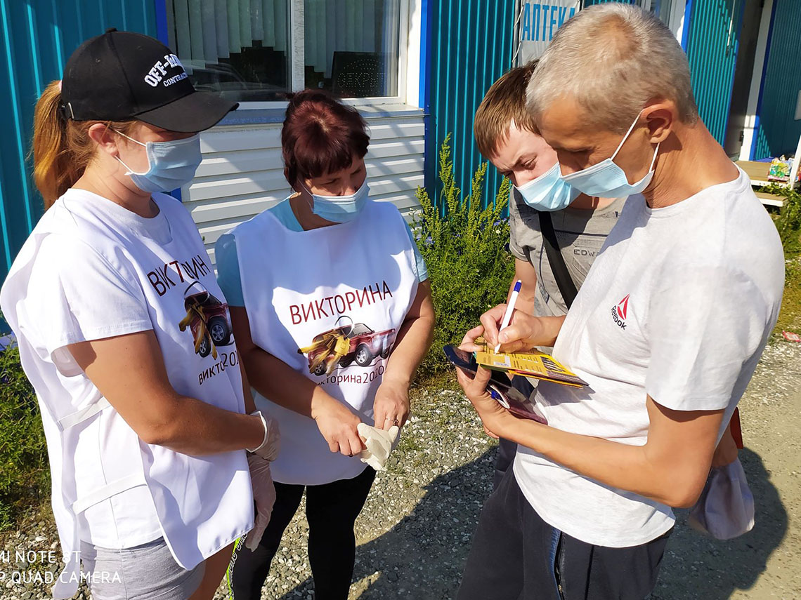 Волонтёры проводят Викторину на знание Конституции возле избирательного участка в Заречье, п. Мотыгино